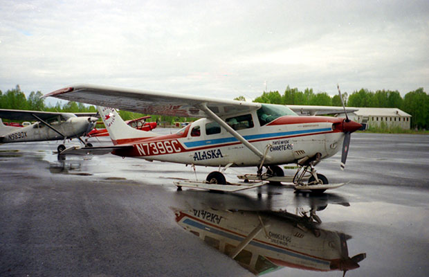 The Hudson Air Cessna 206 skiplane at Talkeetna airport