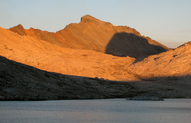 Alpenglow on Muir Pass and the Black Giant ... Muir Hut is visible in the shadow